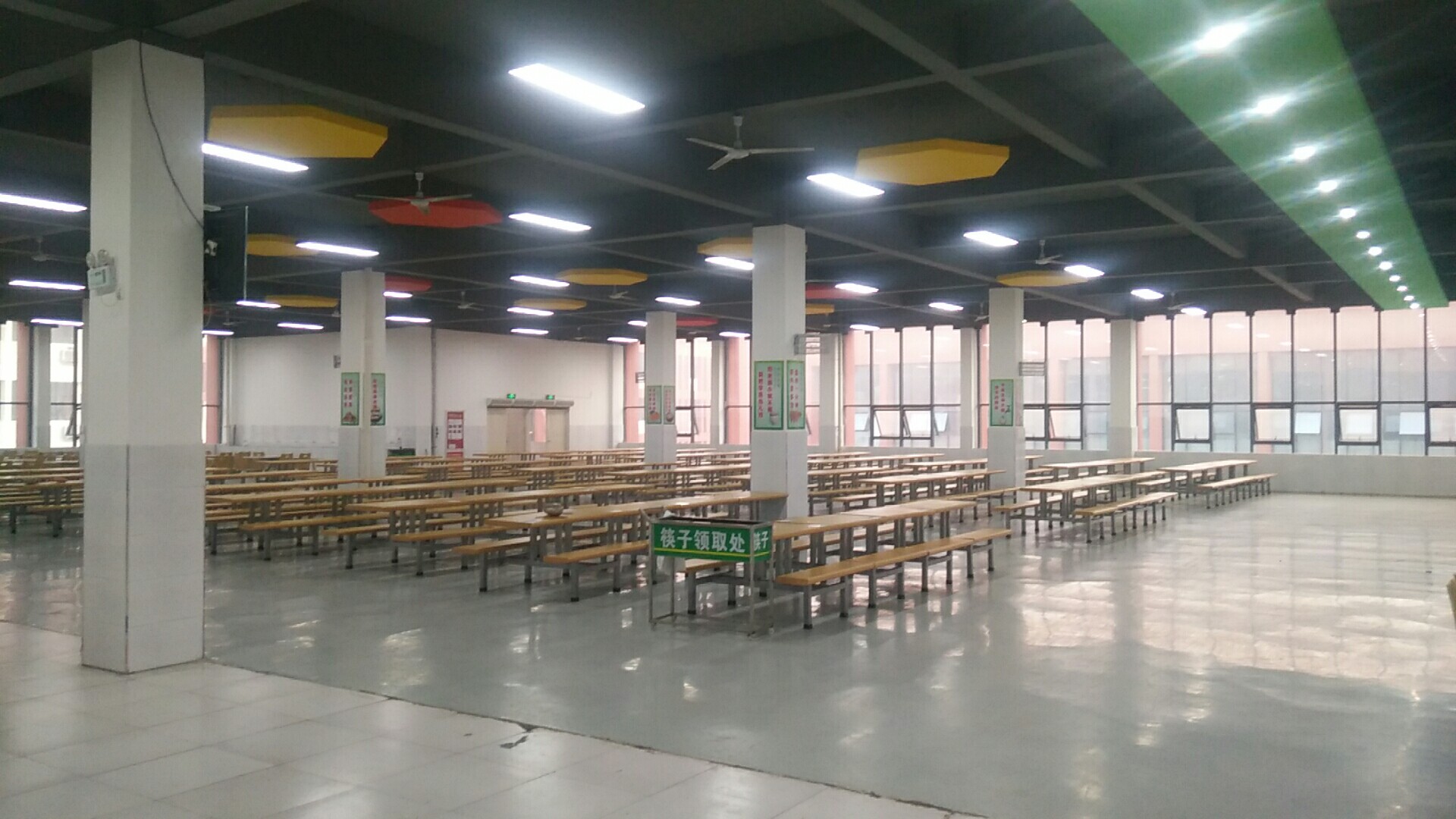 學(xué)校在保障學(xué)校食堂食品安(ān)全方面應注意哪些問題？